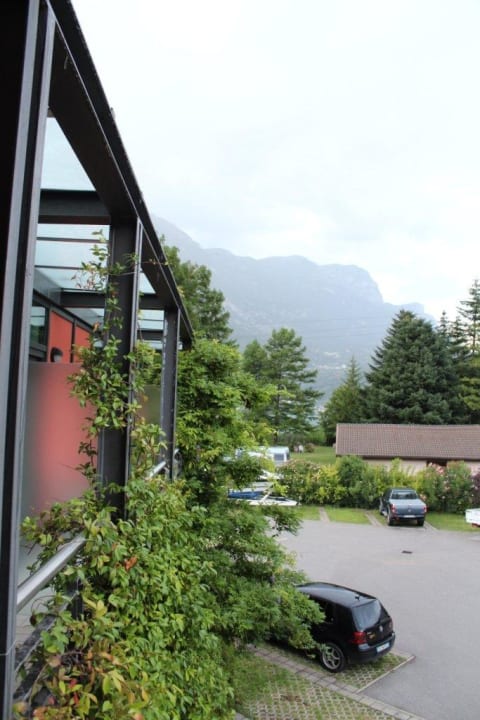 Blick vom Balkon auf Parkplatz und Garten Hotel Due Laghi