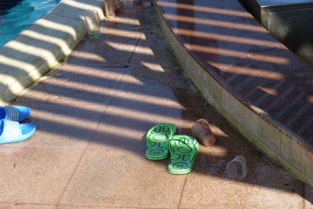 Überall leere Becher.  Akassia Swiss Resort