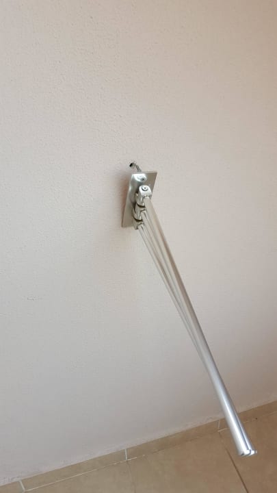 Defekter Handtuchhalter auf dem Balkon Hane Family Resort