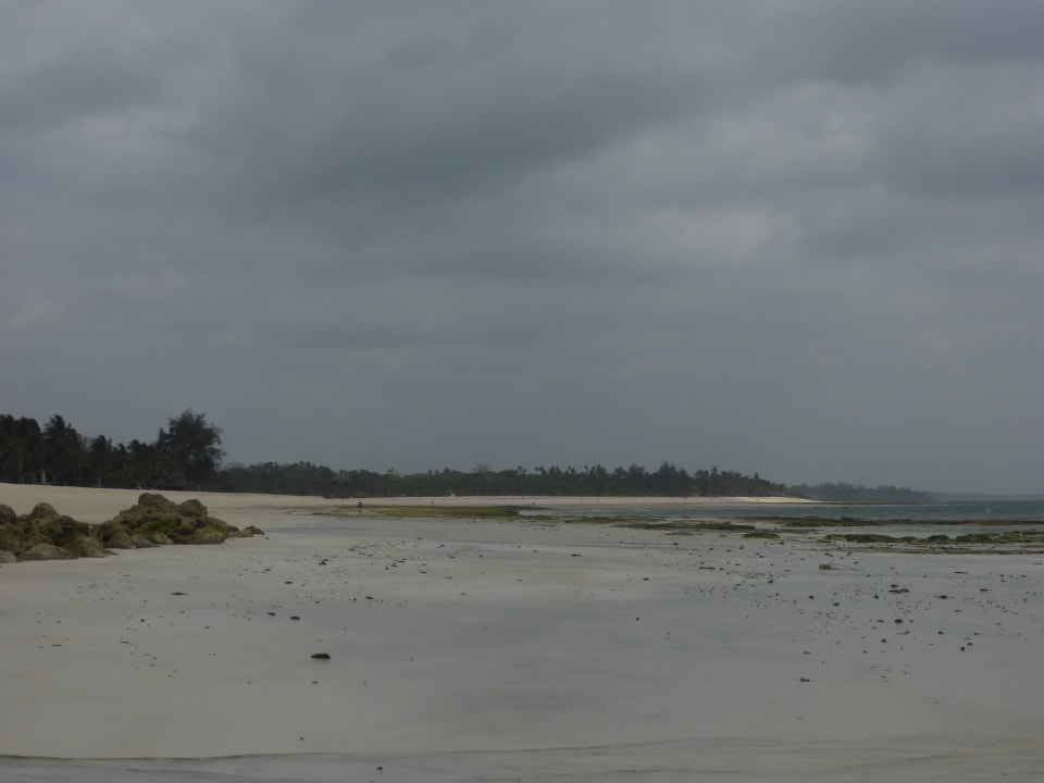 Strand bei bedecktem Himmel Hotel Southern Palms Beach Resort