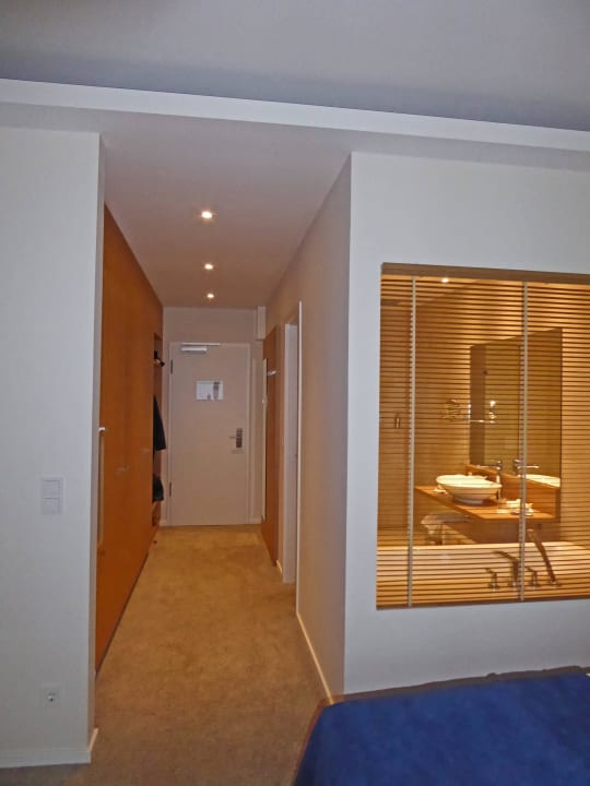 Zimmer 423 Richtung Eingang, Blick zum Bad SeeHuus Hotel