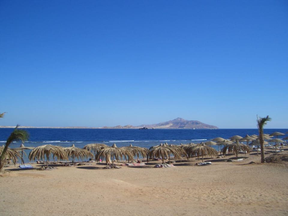 Blick vom Strand auf die Tiraninsel Charmillion Sea Life Resort