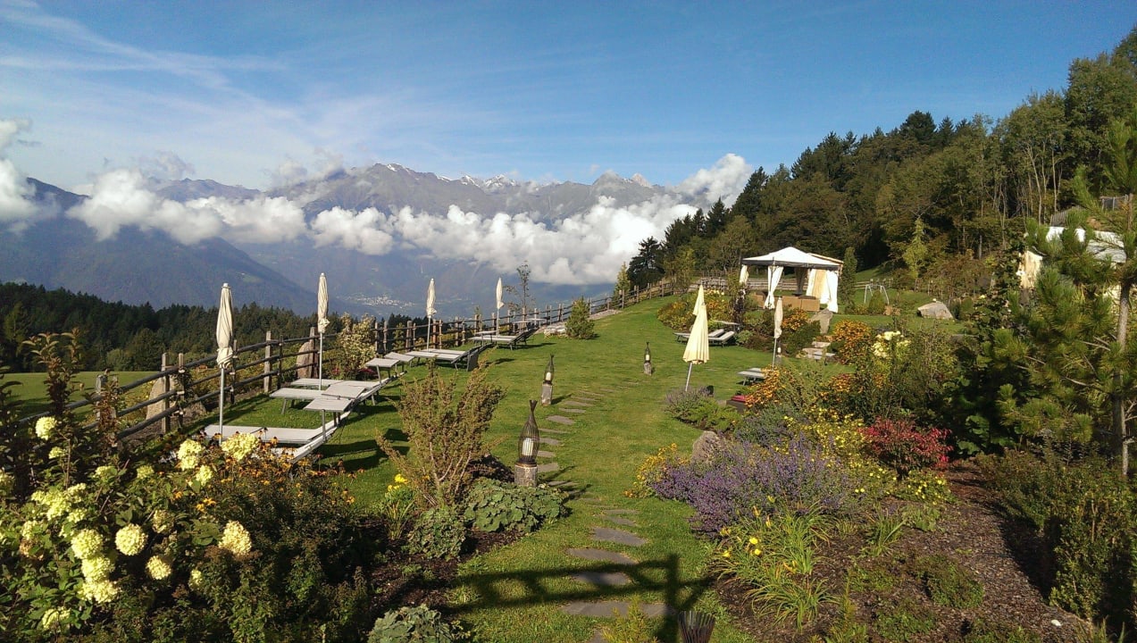 Garten mit Ausblick Hotel Chalet Mirabell
