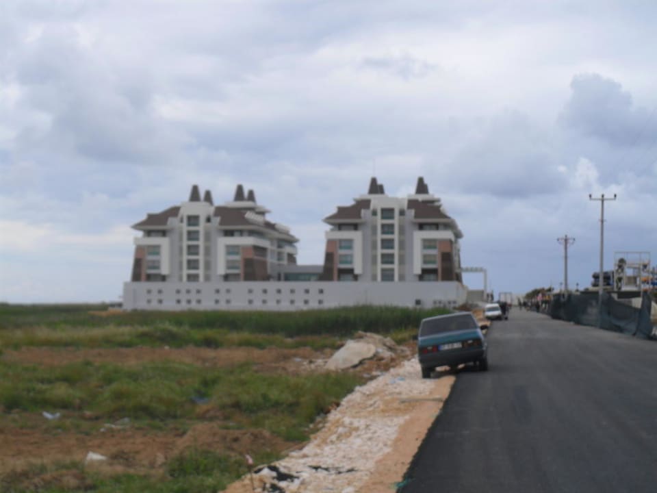 Blick von der Zufahrtstrasse aufs Hotel Sherwood Dreams Resort