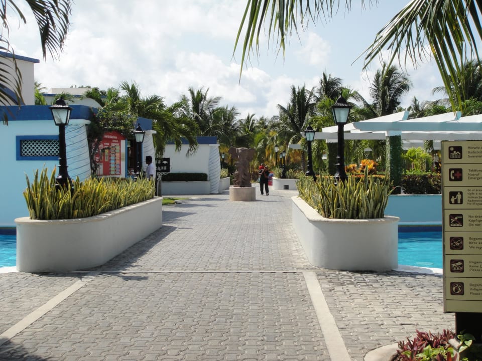 Pool und Strandweg Hotel Riu Palace Mexico