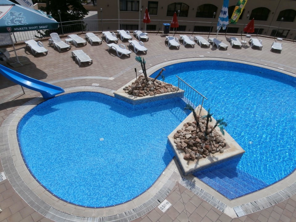 Z lewej "zagródka" dla dzieci ze zjeżdżalnią Hotel Holiday Park