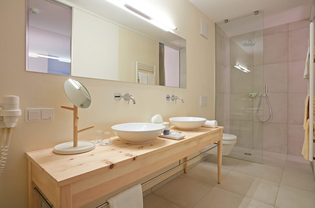 Badezimmer in der Zirbe-Suite »Apfelgarten« Hotel Zur Schanz