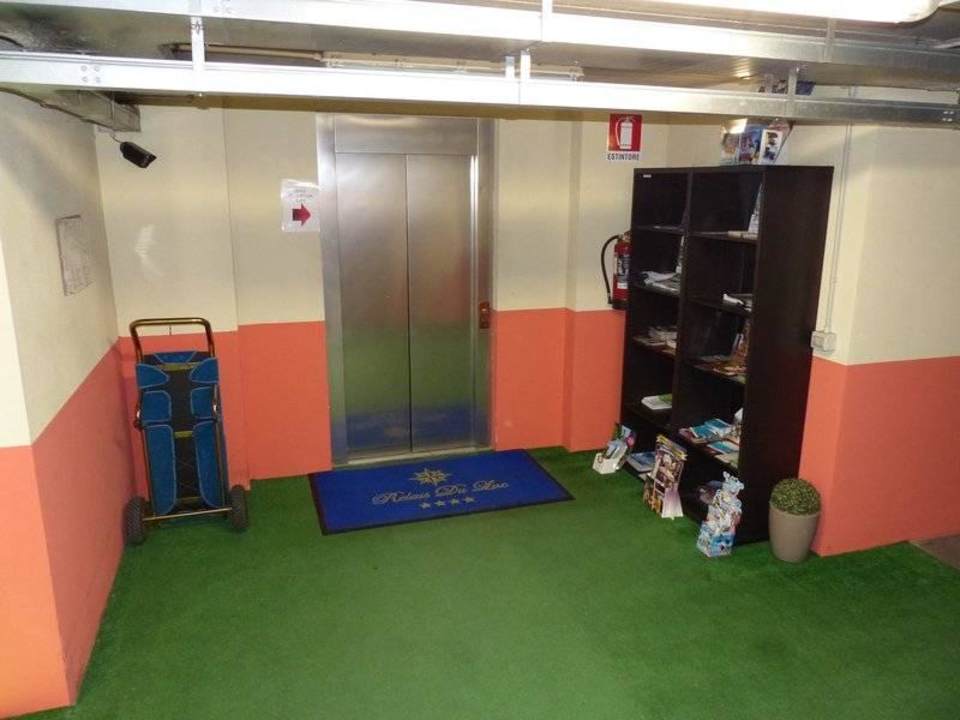 Weg von der Tiefgarage zur Lobby Hotel Residence Relais Du Lac