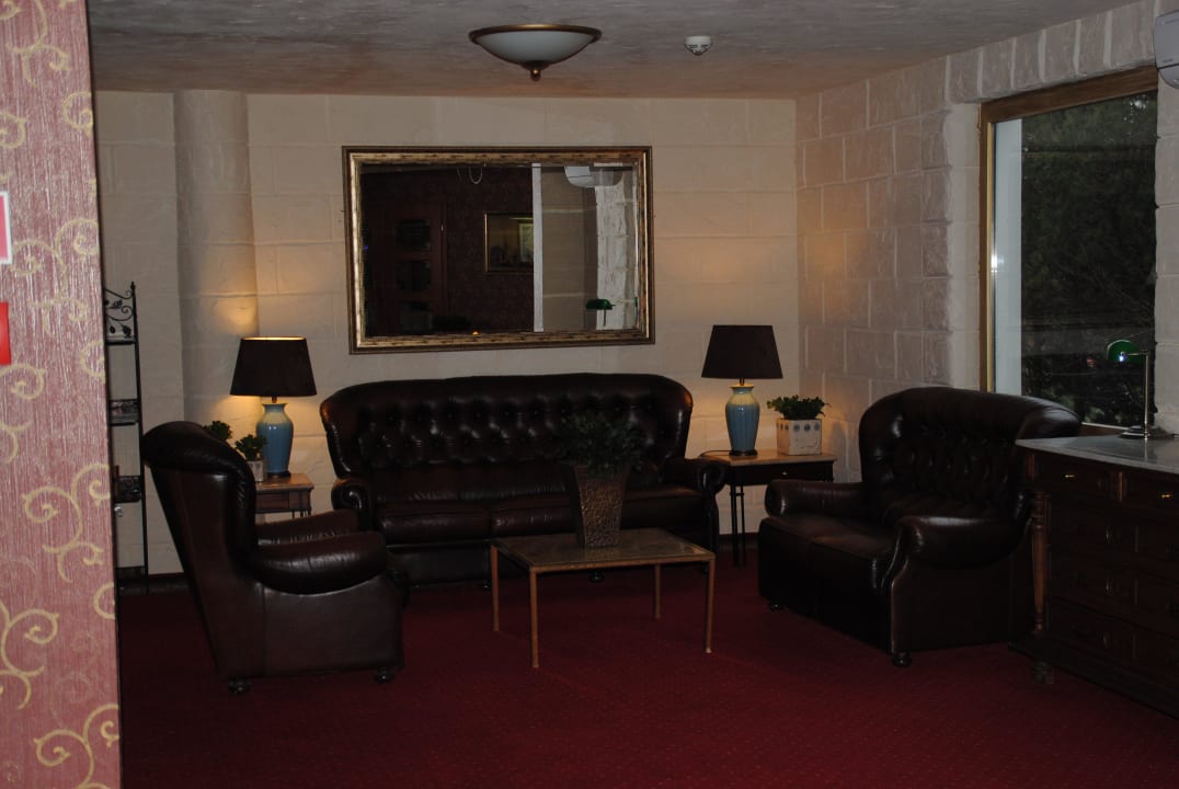 Kanapy przy recepcji Hotel Azzun Orient SPA & Wellness