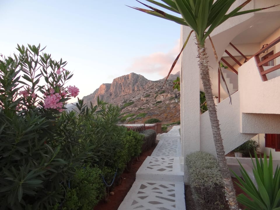 Weg zum Pool Hotel Yiannis