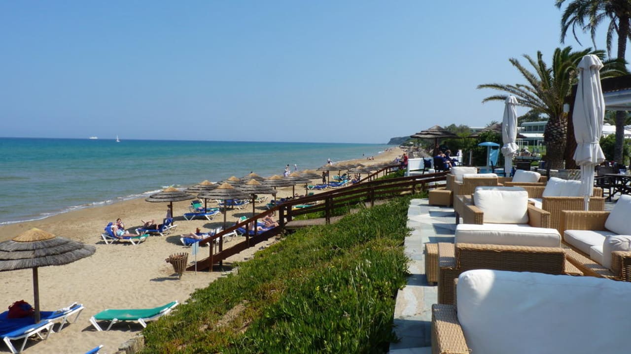 Aussicht auf den Strand von der Pergolabar aus ROBINSON KYLLINI BEACH