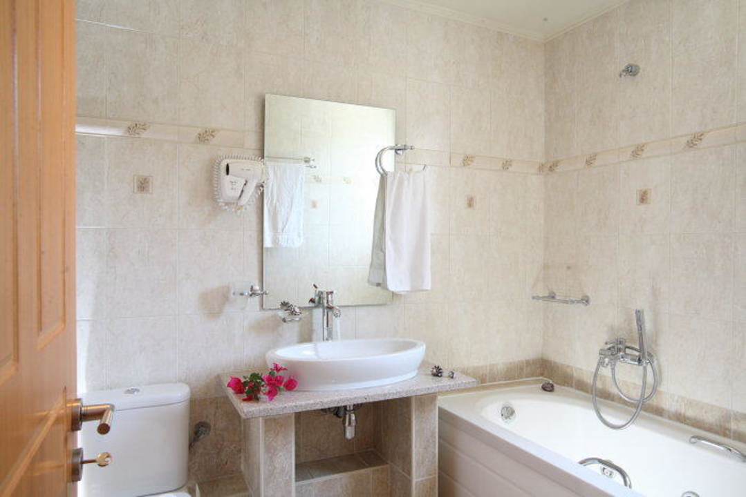 Villa anemone bathroom Il Viaggio Verde