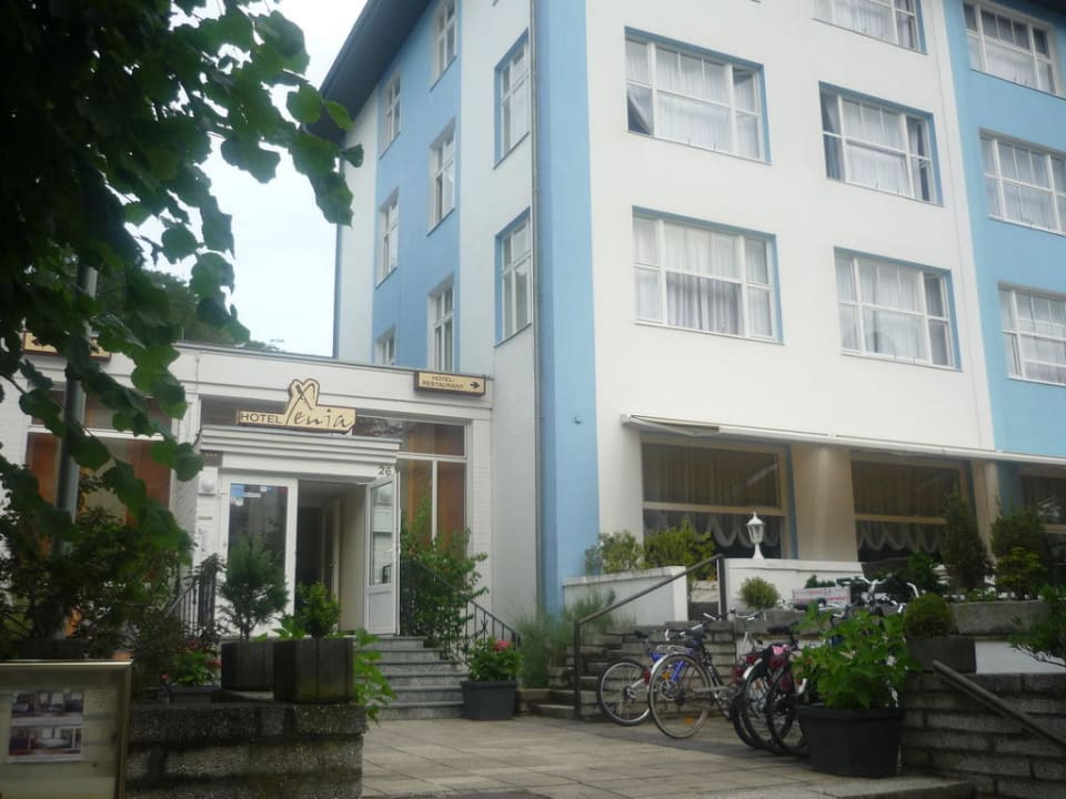 Seitlicher Eingang zur Rezeption Hotel Xenia