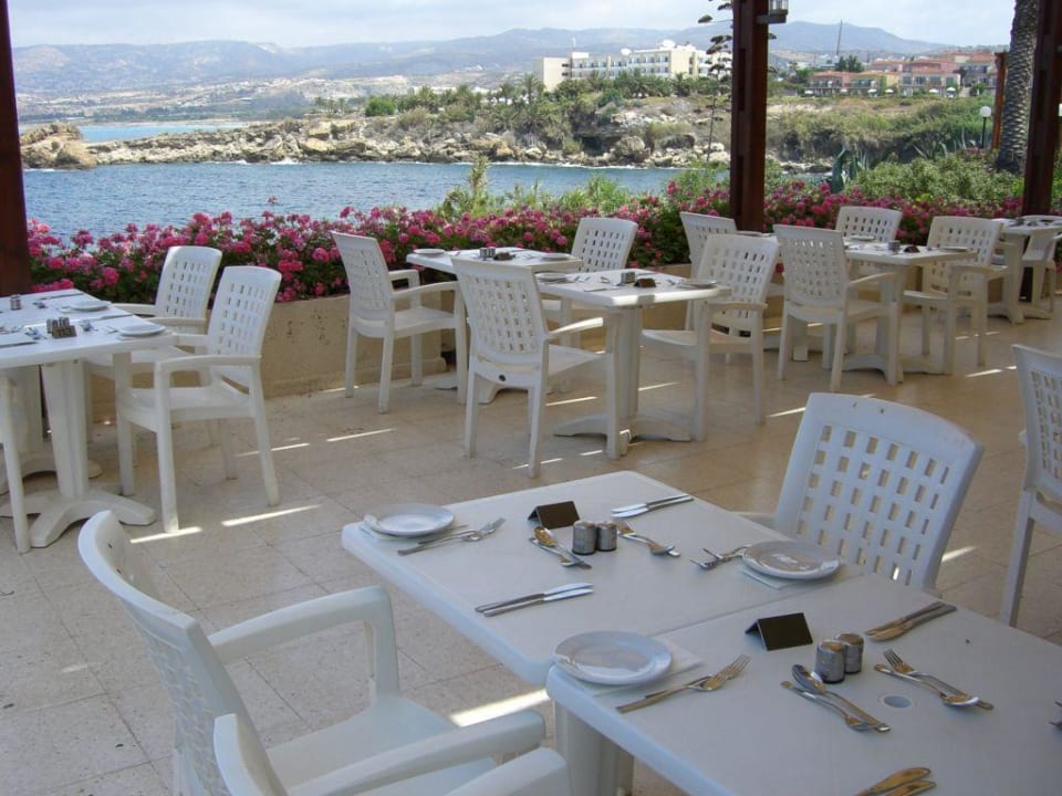 Terrasse mit Blick aufs Meer Hotel Cynthiana Beach