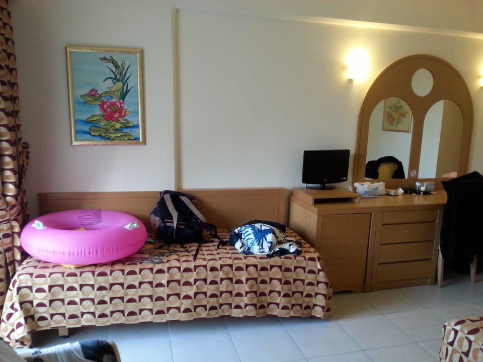 3. Bett Hotel Kalithea Horizon Royal