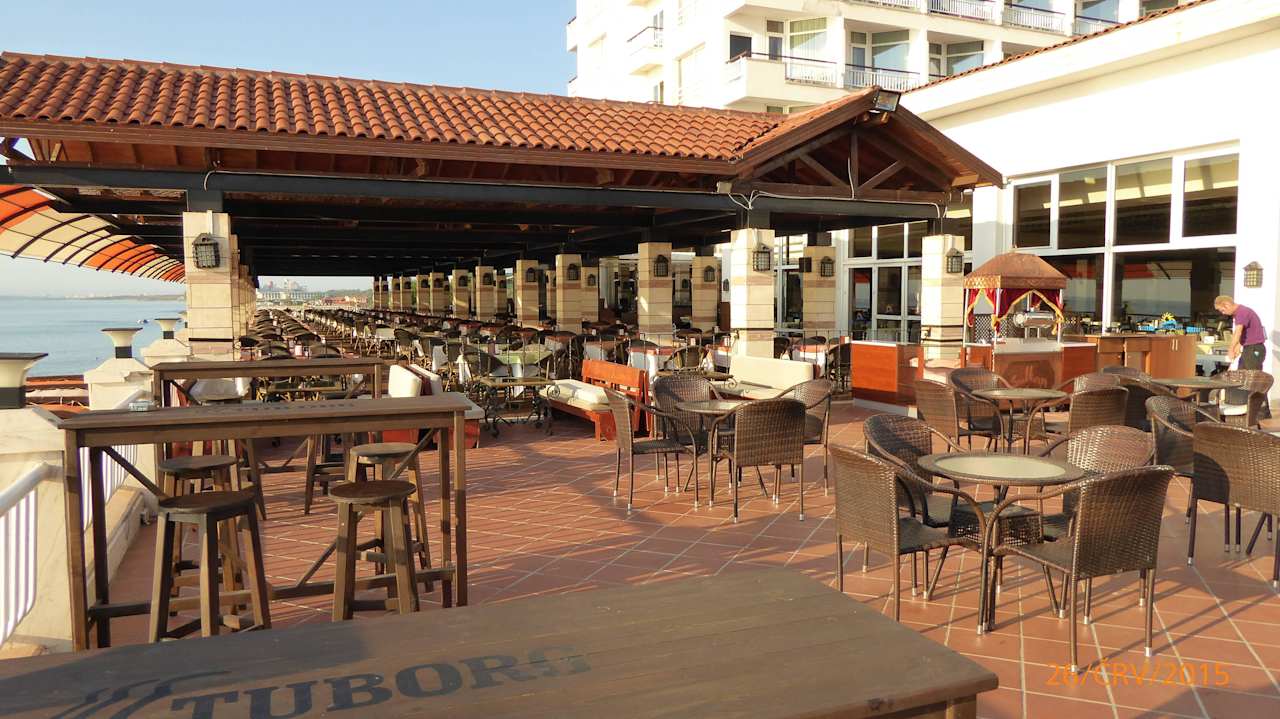 Hlavní bar mezi hotelem, bazénem a pláží Salamis Bay Conti Resort Hotel & Casino