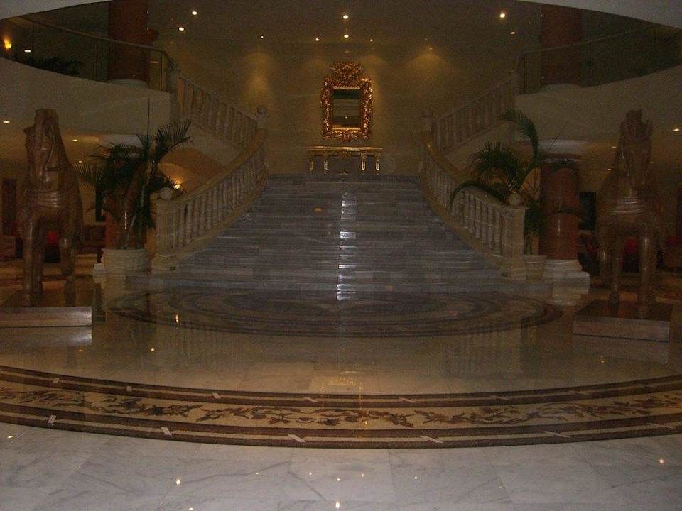Treppe zum Japaner und Surf and Turf JOIA Paraiso by Iberostar