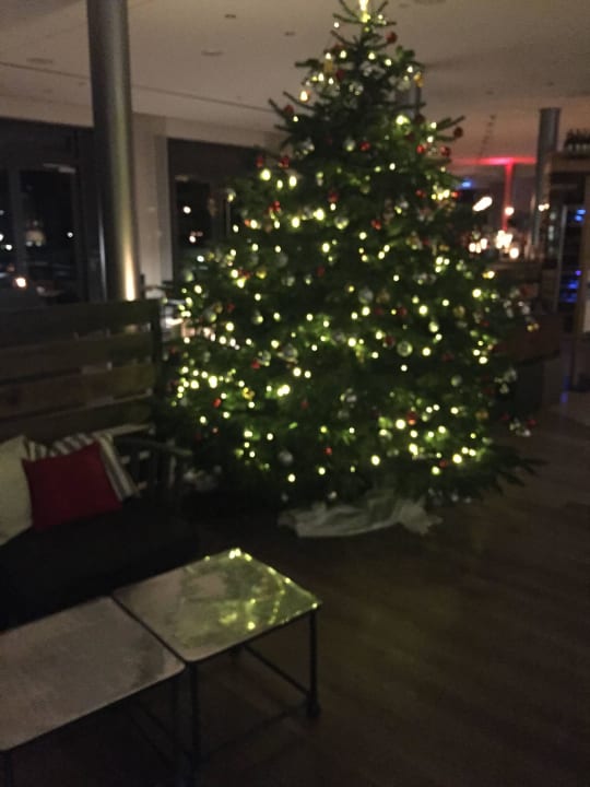 Weihnachtsbaum in der Lobby Hotel Zollenspieker Fährhaus