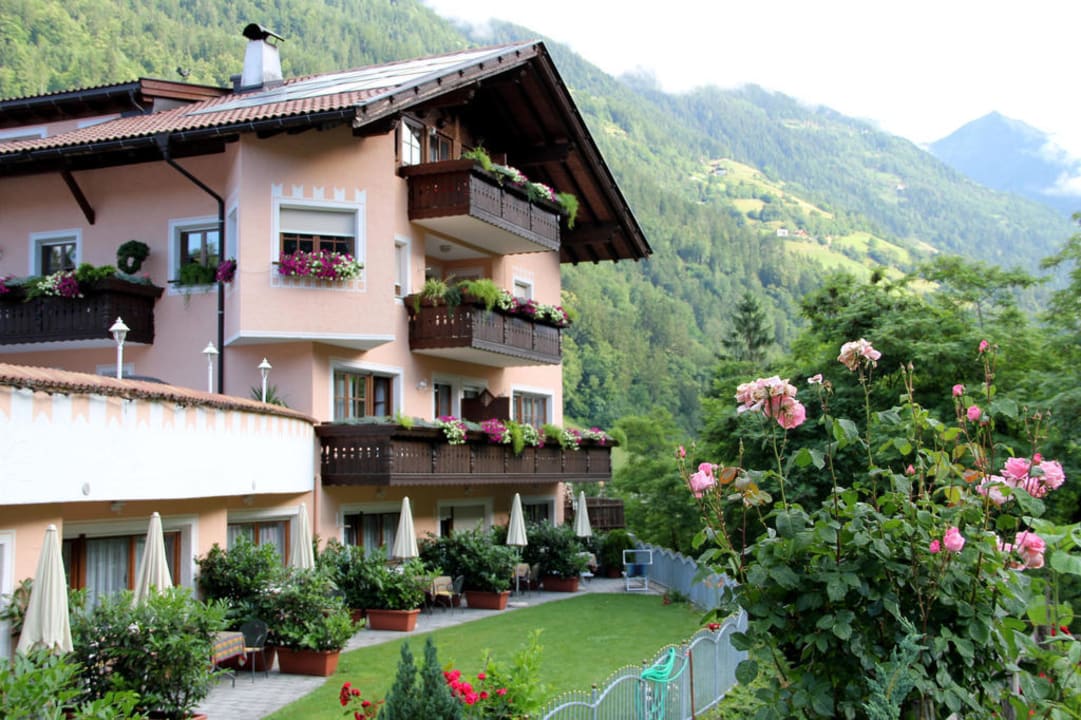 Rückfront mit Restaurantterrasse Alpenhof Lodge Passeiertal