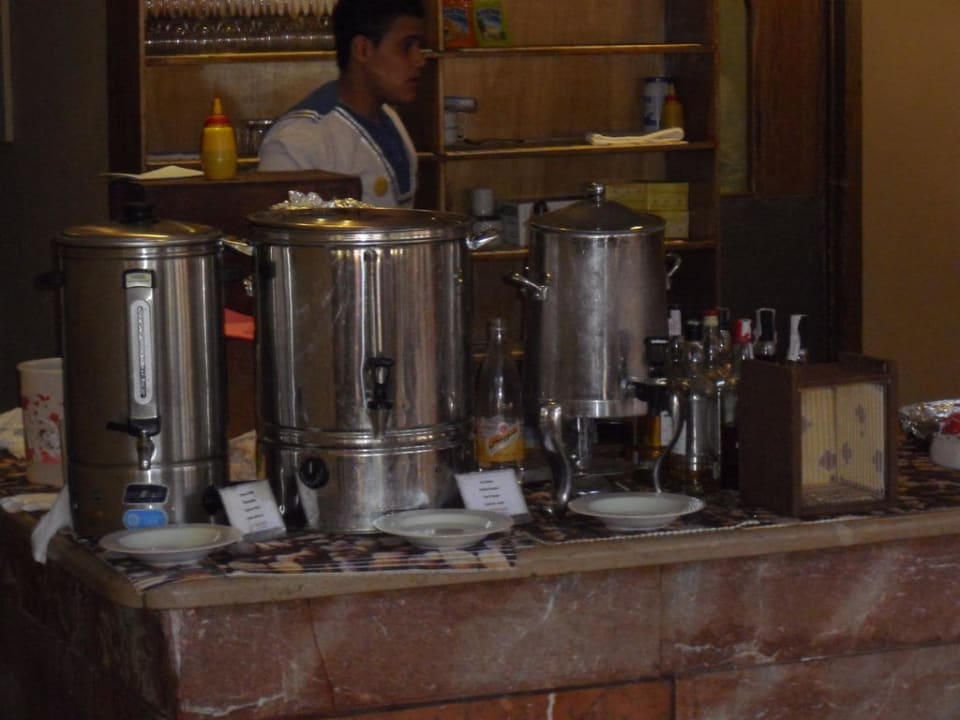 Milch.-Kaffee.-Wasserbehälter in der dritten Woche Titanic Beach Spa & Aqua Park