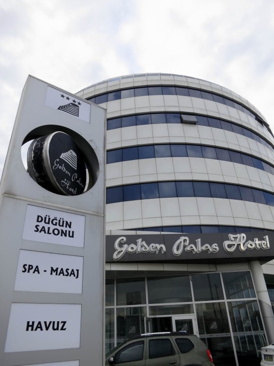 Vor dem Hotel Hotel Golden Palas