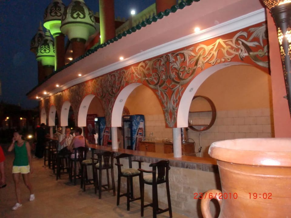 Vor dem Eingang zu der Lichtershow Pickalbatros Alf Leila Wa Leila Resort - Neverland Hurghada