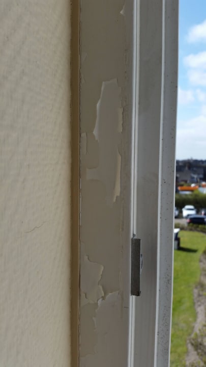 Abblätternde Farbe am Fensterrahmen Lindner Hotel Sylt