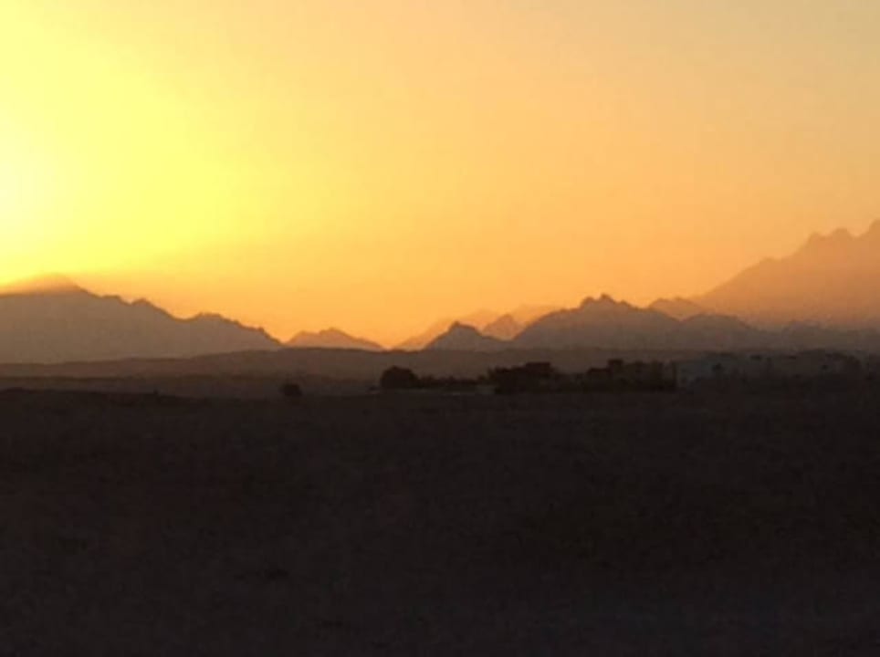 Sunset zu sehen von der kleinen Anhöhe am Strand Serenity Alpha Beach