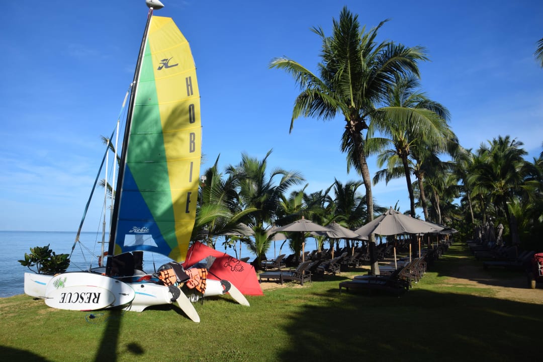 Die Liegen und der Strand La Flora Khao Lak