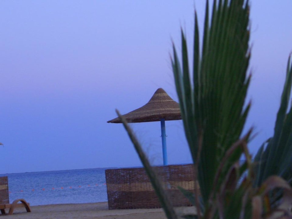 Sonnenschirm mit Windschutz am Strand Shams Prestige Abu Soma-Adults Only