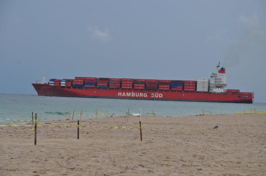 Schiff geht vom Hafen Hotel Marriott Harbor Beach Resort