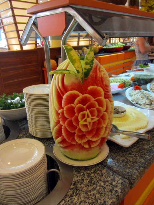Schnittzereien an einer Melone VONRESORT Golden Beach