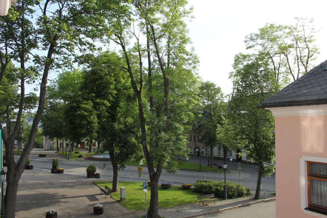Blick aus dem Zimmer zum Marktplatz nach links Rathaushotels Oberwiesenthal