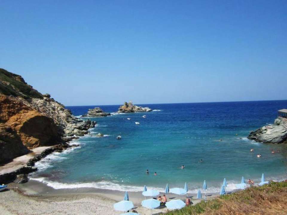 Der gemütliche Hotelstrand Athina Palace Resort & Spa