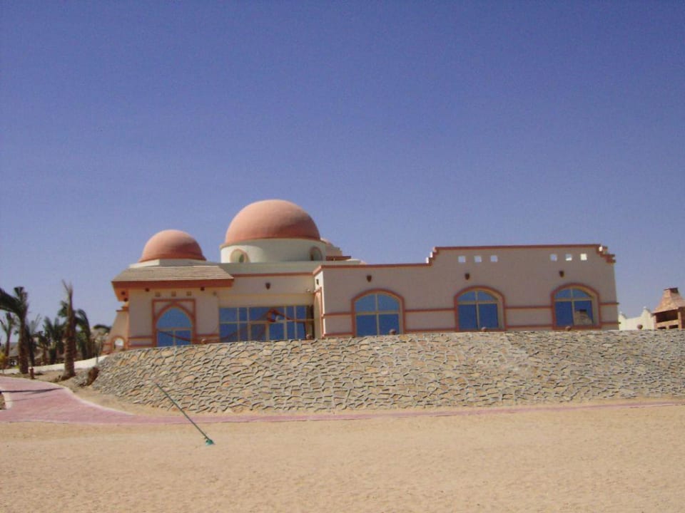 Das Fisch-Restaurant vom Strand aus gesehen Serenity Alpha Beach