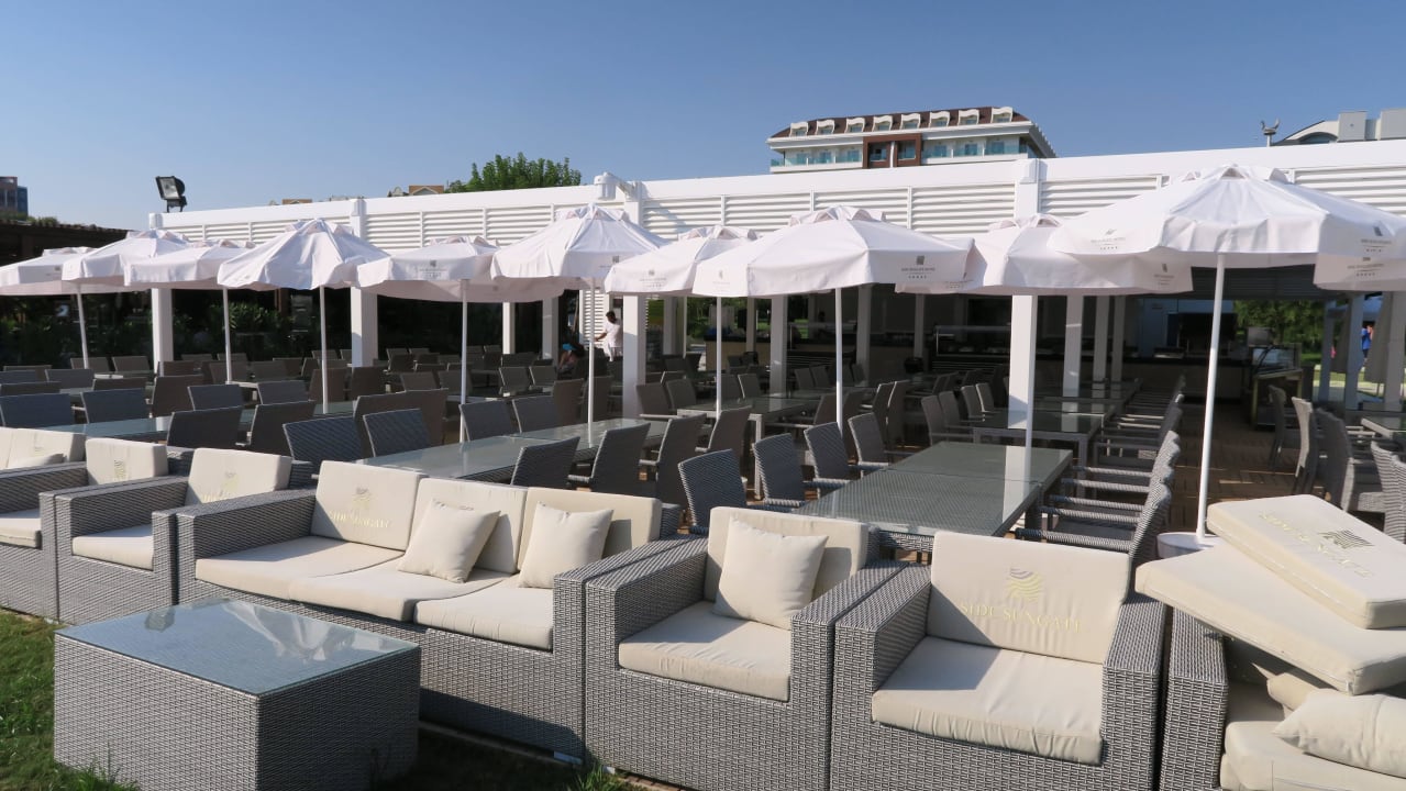 Rattanmöbel am Stand Side Sunport Hotel & Spa