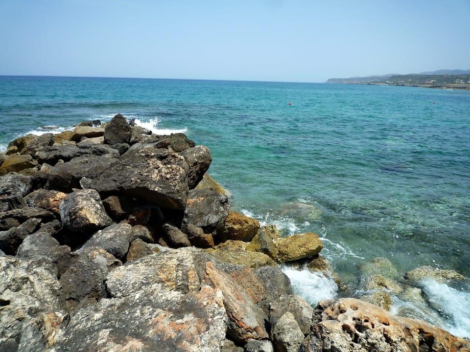 Blick vom Steinwall auf die Badebucht Phãea Cretan Malia