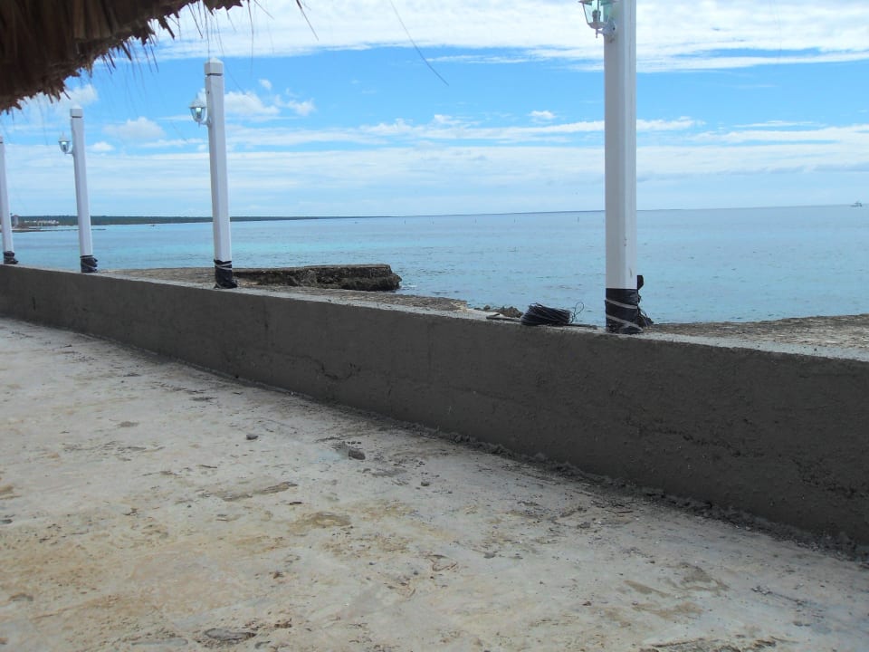 Die Mauer ist fasrt fertig. Nur noch Farbe drauf Hotel Viva Dominicus Beach by Wyndham - All Inclusive Resort