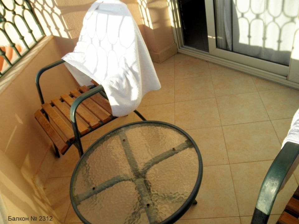 На балконе 4-го этажа Pyramisa Beach Resort Sahl Hasheesh