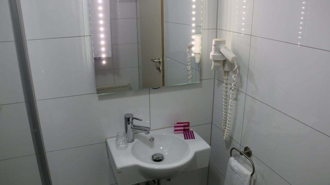 Waschtisch mit beleuchtetem Spiegel Cascada Central Hotel Rheine