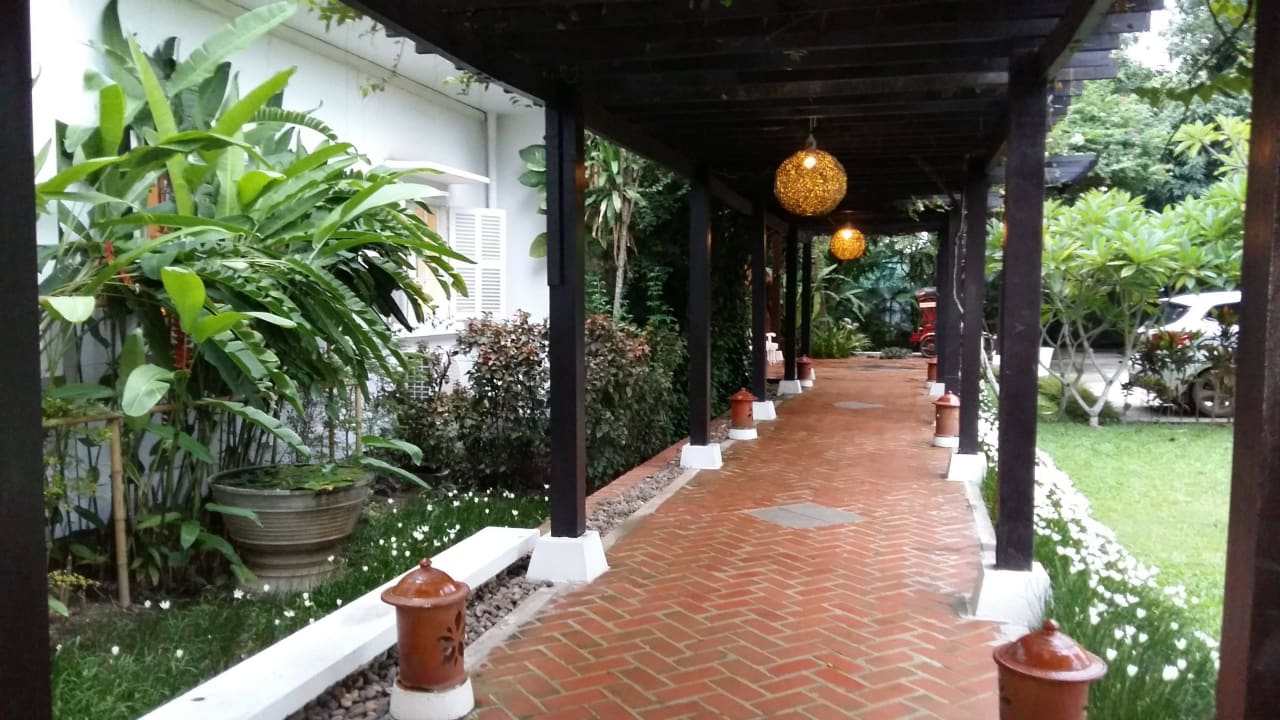 Droga do/z lobby Homm Souvannaphoum Luang Prabang