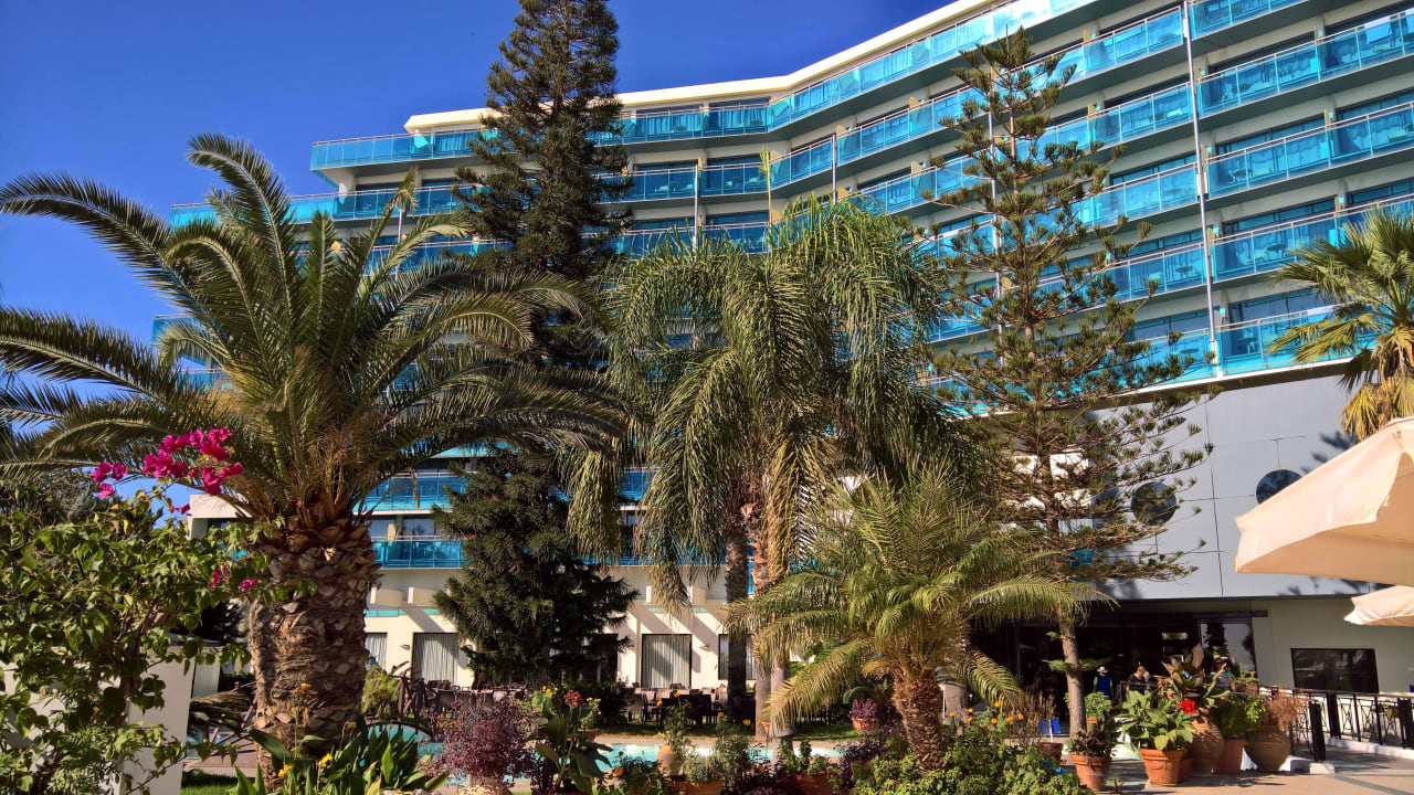 Hotelansicht von Strandseite / Pool Hotel Calypso Beach