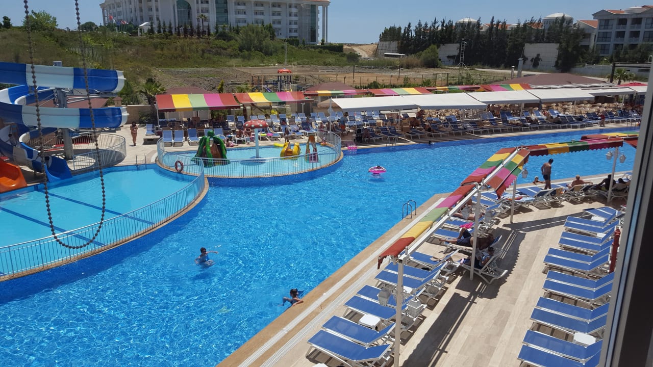 Pool Ramada Resort by Wyndham Side