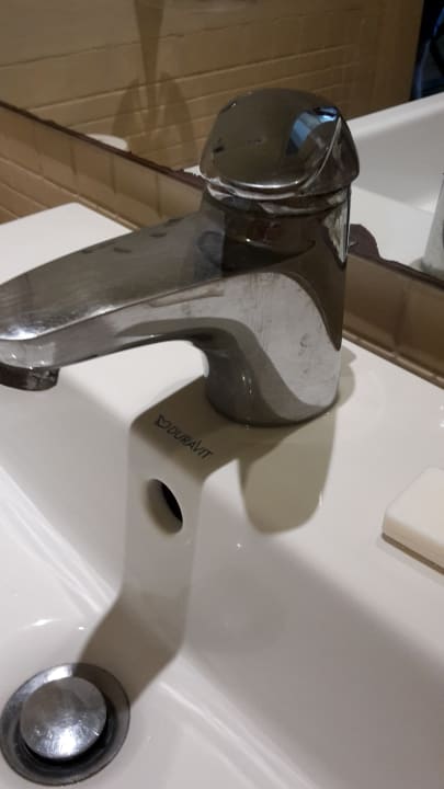 Schmutziger, verkalkter Wasserhahn im Bad TUI BLUE Xanthe