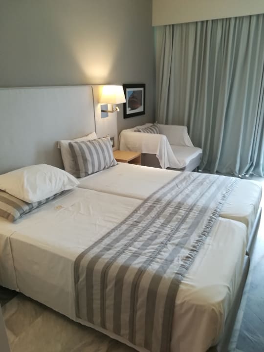 Zimmer Acharavi Beach Hotel