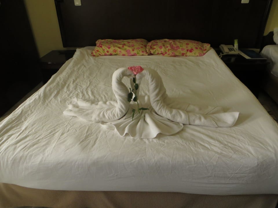 Doppelbett im Bungalow Belconti Resort Hotel