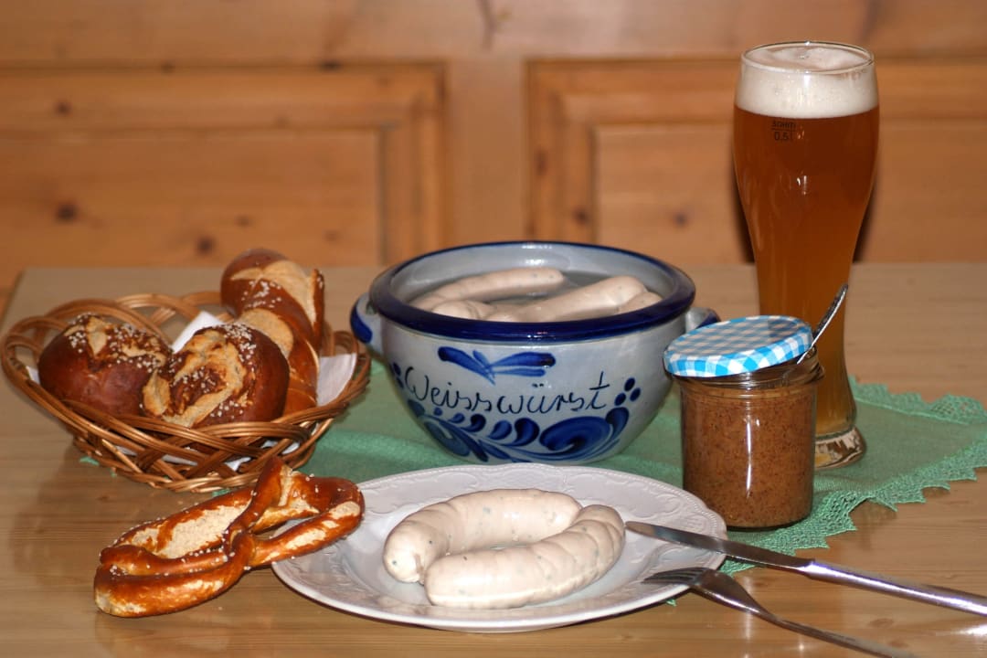 Jeden Freitag traditionelles Weißwurtfrühstück Gasthof Hirschbichler