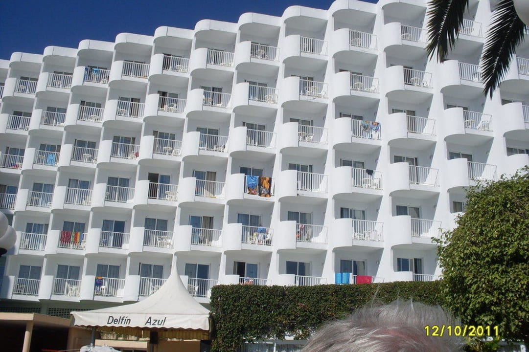 In der Gartenanlage vom Pool gesehen BQ Delfin Azul Hotel