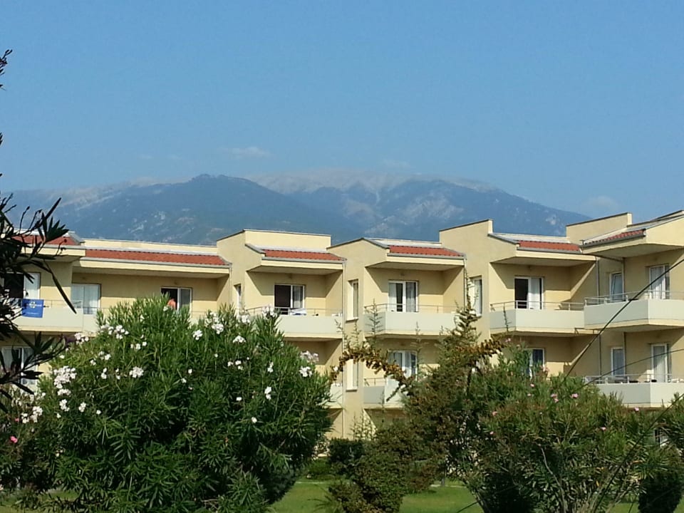 Hotelgebäude und dahinter der Olymp alltoura Club Hotel Poseidon Palace