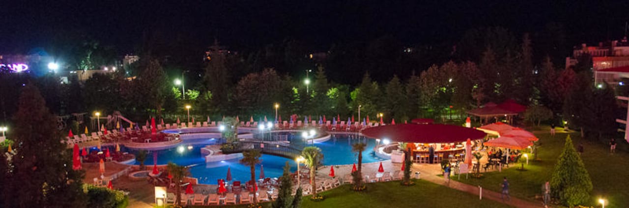 Gesamtansicht Pool Hotel Hrizantema